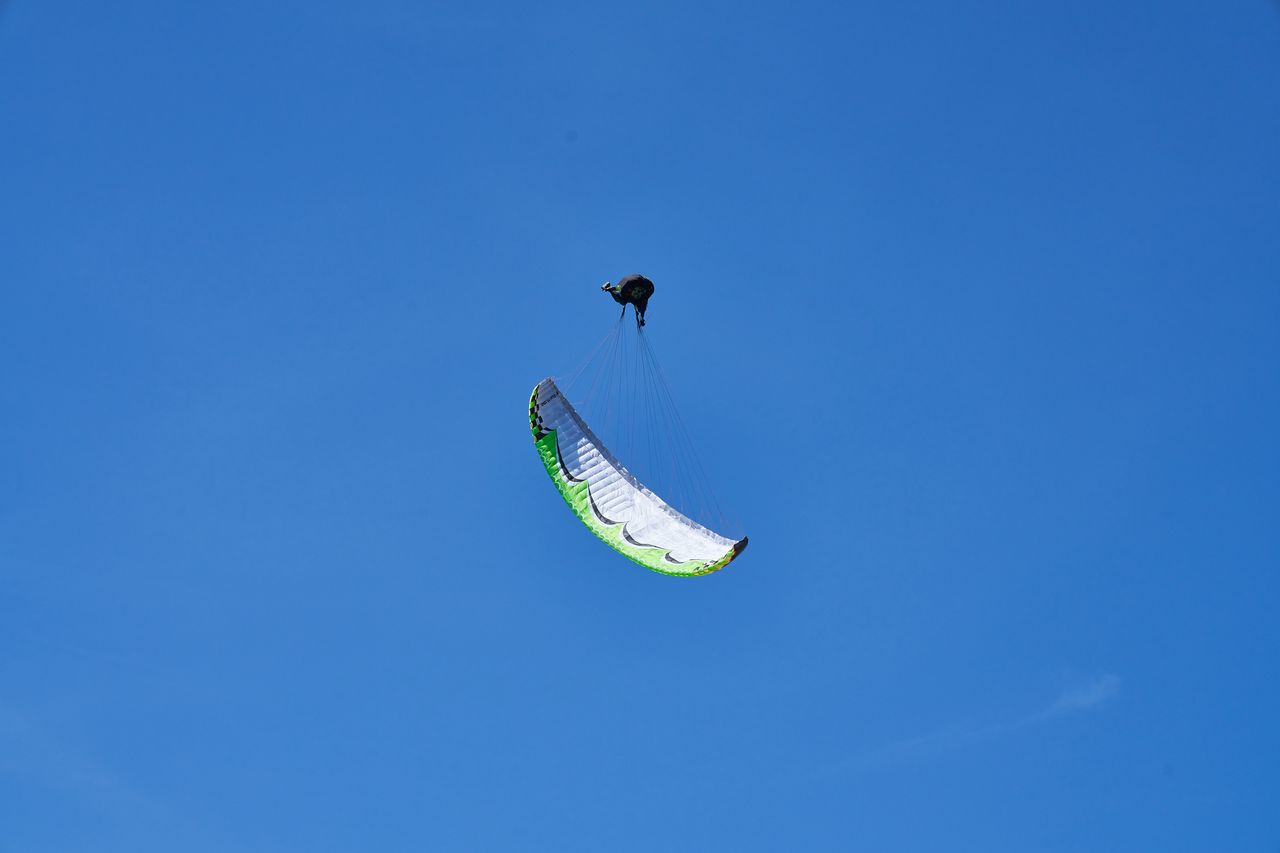 Entrainement de parapente sur le Mont Poupet près de Salins les